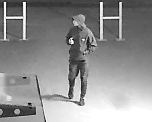 [VIDEO] Wybił szybę w barze i ukradł pieniądze. Rozpoznajesz go?