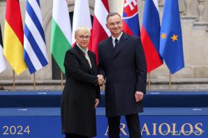 O priorytetach zbliżającej się prezydencji Polski  w Radzie UE,   w obliczu globalnych wyzwań,  tematami rozmów przywódców uczestniczących  w szczycie Grupy Arraiolos