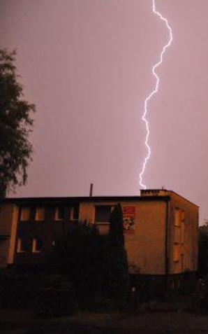 Dwa śmiertelne porażenia piorunem podczas burzy w województwie łódzkim