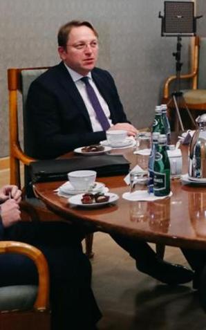 Spotkanie Mateusza  Morawieckiego z komisarzem UE ds. sąsiedztwa i rozszerzenia Olivérem Várhelyim. Premier Mateusz Morawiecki przekazał polskie stanowisko w sprawie sytuacji na Białorusi i Ukrainie oraz integracji Bałkanów Zachodnich