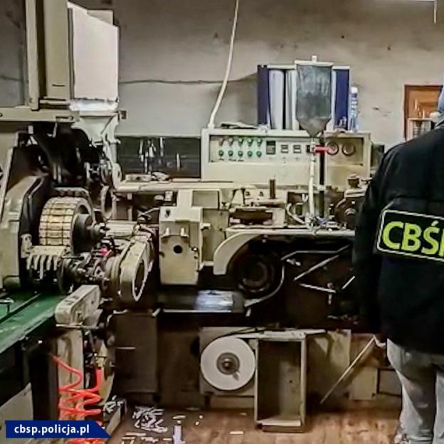 [VIDEO] Cios w przestępczość akcyzową - zlikwidowana fabryka papierosów. Zatrzymano również obywateli Ukrainy i Białorusi.