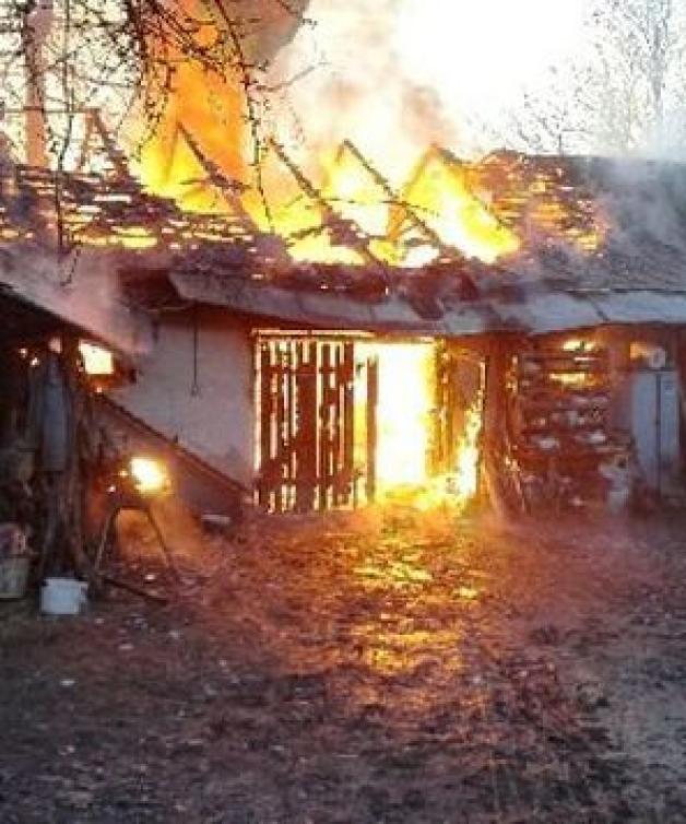 Policjanci ocalili sprzęt rolniczy z płonącego budynku i pomogli w gaszeniu pożaru