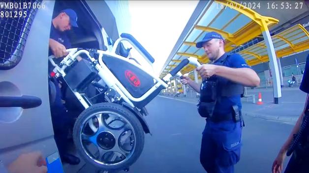 [VIDEO] Pomagamy i chronimy. Policjanci pomogli niepełnosprawnemu, któremu rozładował się wózek inwalidzki